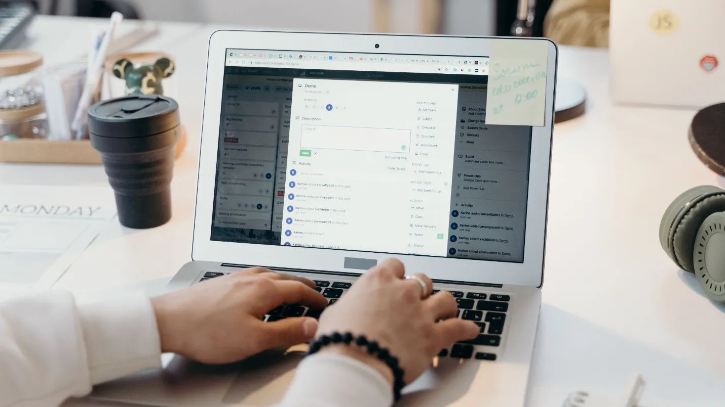 writing-email-subject-line-on-laptop